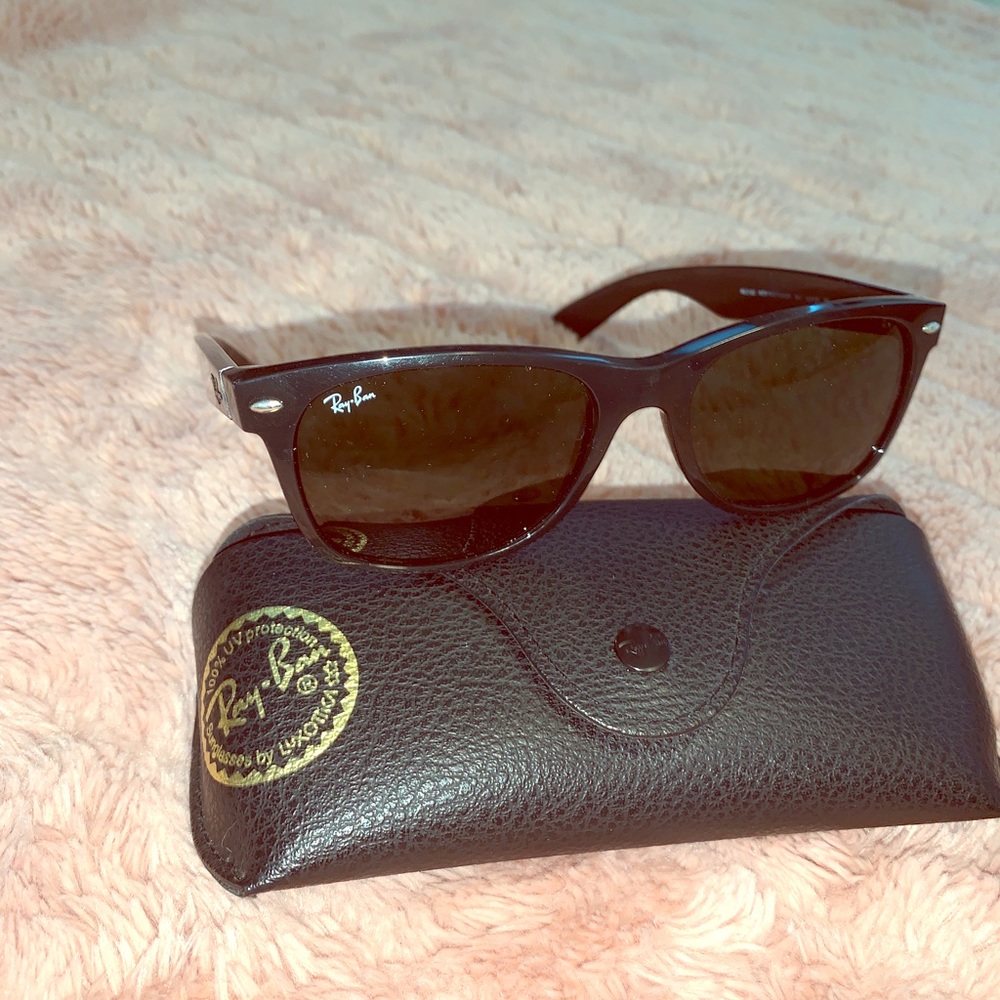 RayBan Wayfarer glasses